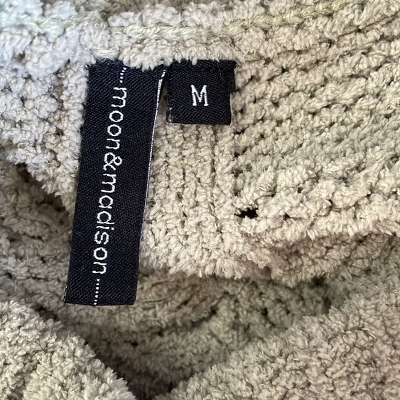 Moon & Madison Cable Knit Cropped Sweater - Picture 5 of 6
